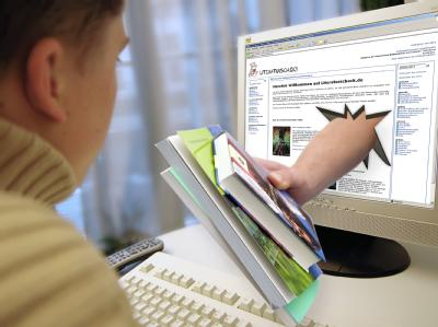 B&uuml;chersuche online / Entspannte Schm&ouml;kersuche - dank zahlreicher B&uuml;cherportale l&auml;sst sich der B&uuml;cherkauf auch bequem vom Rechner aus erledigen. (Bild: Schierenbeck/dpa/tmn)